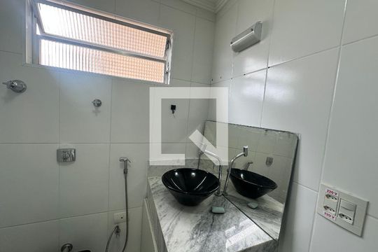 Banheiro de apartamento para alugar com 1 quarto, 50m² em Boa Vista, São Vicente