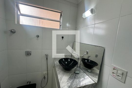 Banheiro de apartamento para alugar com 1 quarto, 50m² em Boa Vista, São Vicente