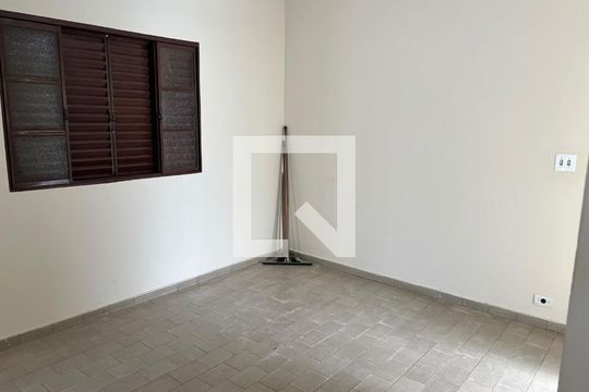 Sala de casa para alugar com 3 quartos, 110m² em Carajás, Uberlândia