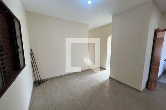 Sala de casa para alugar com 3 quartos, 110m² em Carajás, Uberlândia