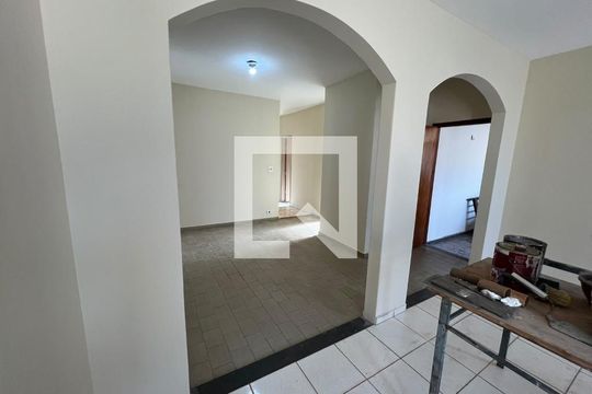Sala de casa para alugar com 3 quartos, 110m² em Carajás, Uberlândia