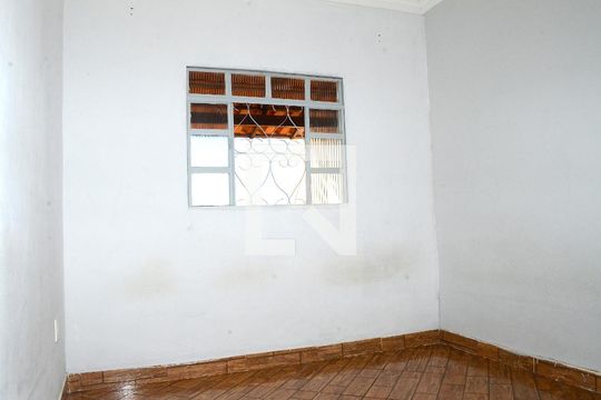 Quarto 1 de casa para alugar com 2 quartos, 100m² em Paulo Vi, Belo Horizonte