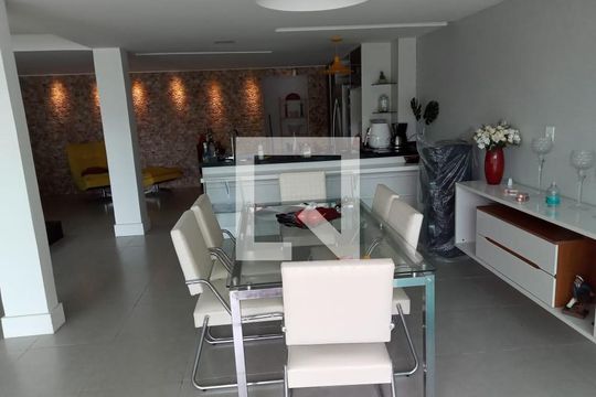 Sala de casa à venda com 3 quartos, 235m² em Piratininga, Niterói