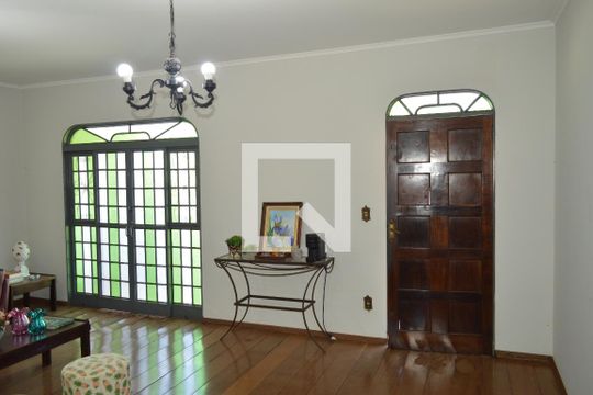 Casa para alugar com 4 quartos, 329m² em Ribeirânia, Ribeirão Preto