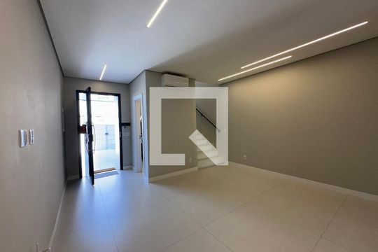 Sala de casa à venda com 3 quartos, 138m² em Votupoca, Barueri