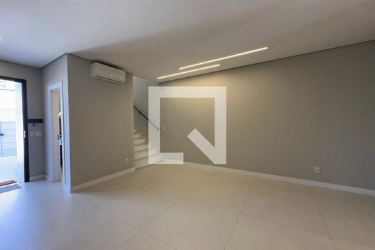 Sala de casa à venda com 3 quartos, 138m² em Votupoca, Barueri