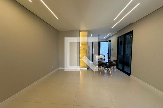 Sala de casa à venda com 3 quartos, 138m² em Votupoca, Barueri