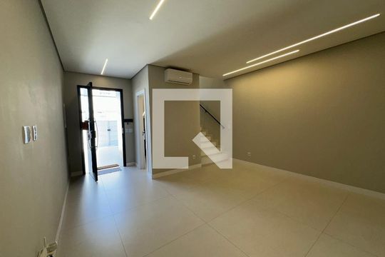 Sala de casa à venda com 3 quartos, 138m² em Votupoca, Barueri