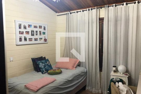 Quarto de apartamento para alugar com 2 quartos, 256m² em Terras do Madeira, Carapicuíba
