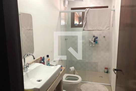 Banheiro de apartamento para alugar com 2 quartos, 256m² em Terras do Madeira, Carapicuíba