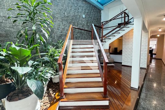 Sala - Sala de Estar - Escada de casa para alugar com 3 quartos, 356m² em Vila Eldizia, Santo André