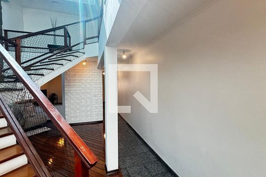 Sala - Sala de Estar - Escada de casa para alugar com 3 quartos, 356m² em Vila Eldizia, Santo André