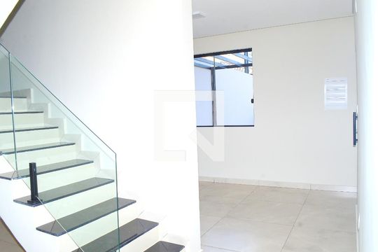 Escada de casa à venda com 3 quartos, 180m² em Santa Ines, Belo Horizonte