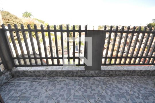 Varanda de casa para alugar com 2 quartos, 200m² em Vila Irmaos Arnoni, São Paulo