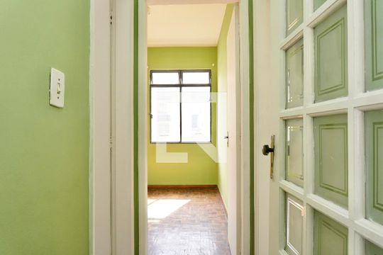 Corredor  de apartamento para alugar com 2 quartos, 75m² em Coração Eucarístico, Belo Horizonte