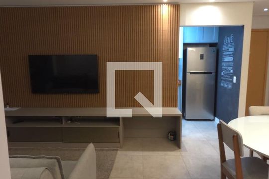 Sala de casa para alugar com 2 quartos, 73m² em Empresarial 18 do Forte, Barueri