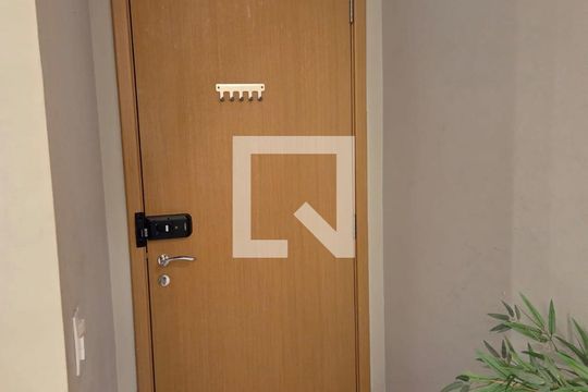 Sala de casa para alugar com 2 quartos, 73m² em Empresarial 18 do Forte, Barueri