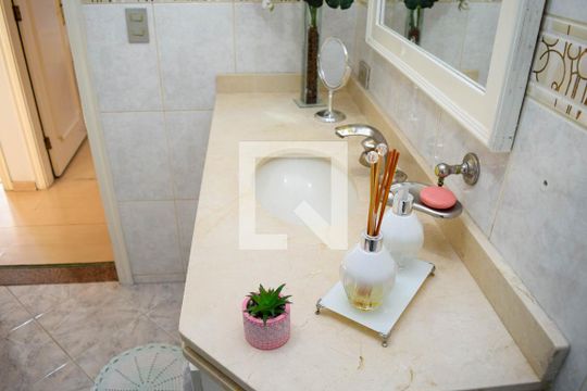 Banheiro Suíte 1 de casa à venda com 3 quartos, 300m² em Jardim Textil, São Paulo