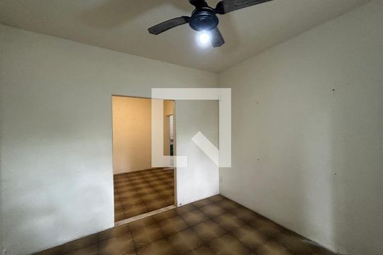 Sala 1 de casa para alugar com 2 quartos, 72m² em Praça Seca, Rio de Janeiro