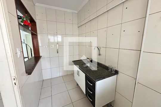 Cozinha de apartamento para alugar com 1 quarto, 60m² em Centro, São Vicente