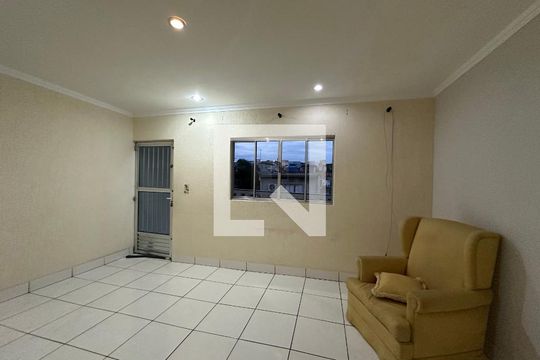 Sala de casa para alugar com 3 quartos, 150m² em Recanto Phrynea, Barueri