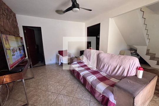 Sala de casa de condomínio para alugar com 3 quartos, 265m² em Vargem Pequena, Rio de Janeiro