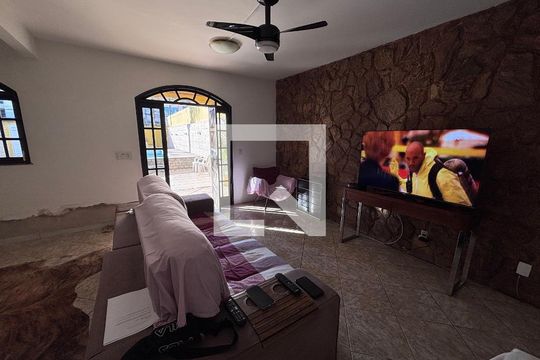 Sala de casa de condomínio para alugar com 3 quartos, 265m² em Vargem Pequena, Rio de Janeiro