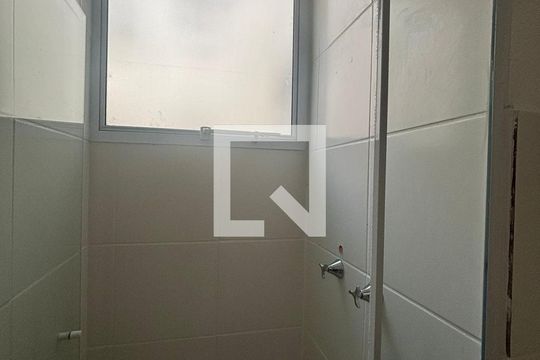 Banheiro de apartamento para alugar com 2 quartos, 48m² em Anchieta, Rio de Janeiro