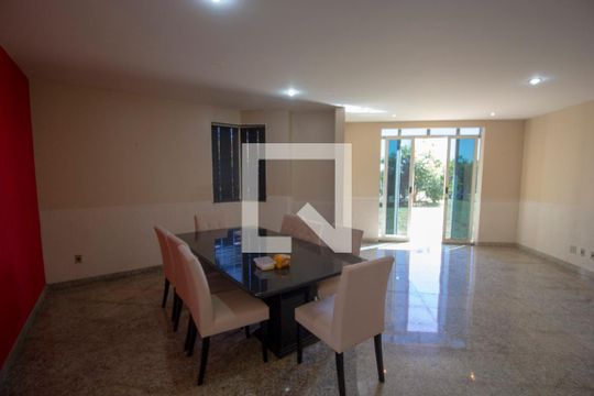 Casa para alugar com 6 quartos, 600m² em Q 24, Brasília