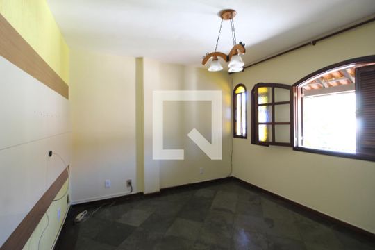 Sala de casa de condomínio para alugar com 2 quartos, 225m² em Taquara, Rio de Janeiro