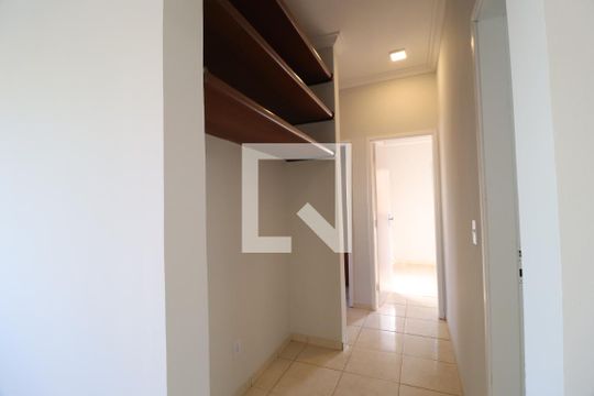 Corredor de apartamento para alugar com 3 quartos, 85m² em Tibery, Uberlândia