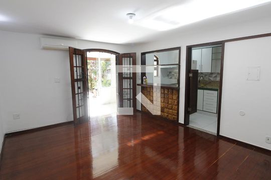 Sala de casa de condomínio para alugar com 3 quartos, 70m² em Portinho, Cabo Frio