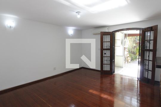Sala de casa de condomínio para alugar com 3 quartos, 70m² em Portinho, Cabo Frio