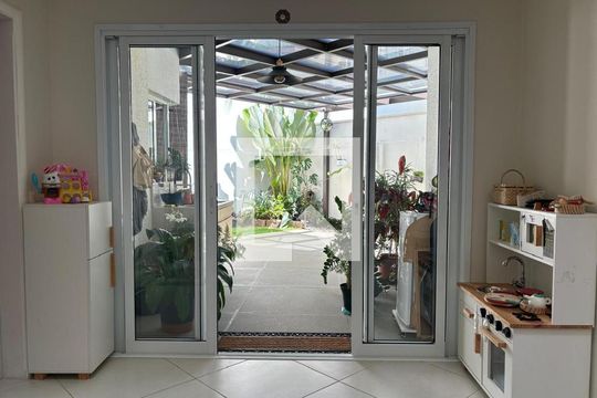 Sala de casa de condomínio para alugar com 3 quartos, 172m² em Fazenda Santana, Vinhedo