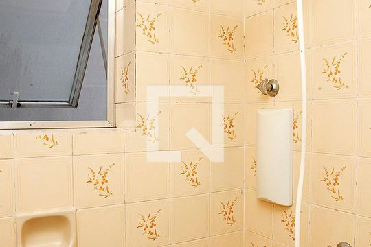 Banheiro de apartamento para alugar com 1 quarto, 50m² em Menino Deus, Porto Alegre