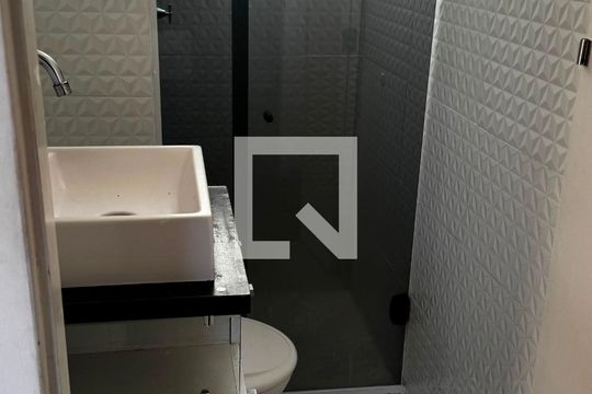 Banheiro de apartamento para alugar com 2 quartos, 38m² em Jd Petrópolis, Cotia