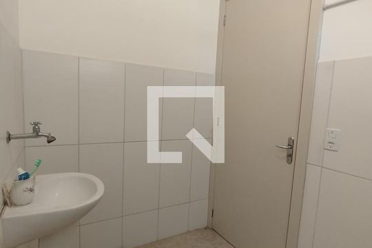Banheiro de apartamento para alugar com 2 quartos, 45m² em Restinga, Porto Alegre