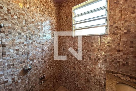 Banheiro de casa para alugar com 1 quarto, 45m² em Osvaldo Cruz, Rio de Janeiro
