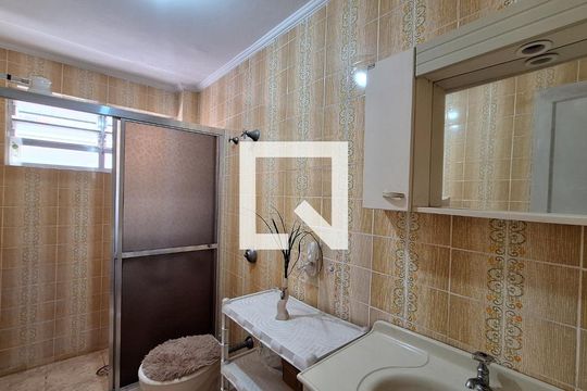 Banheiro de apartamento para alugar com 1 quarto, 70m² em Guilhermina, Praia Grande