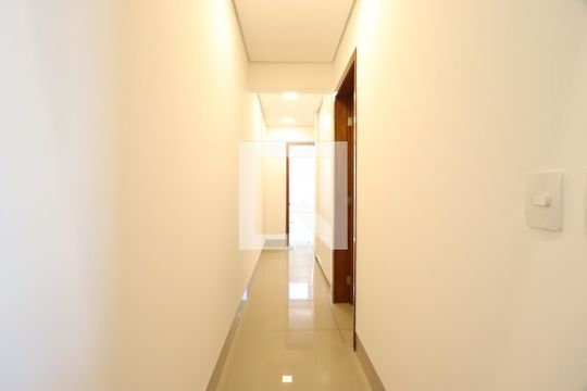 Corredor de apartamento para alugar com 3 quartos, 120m² em Patrimônio, Uberlândia