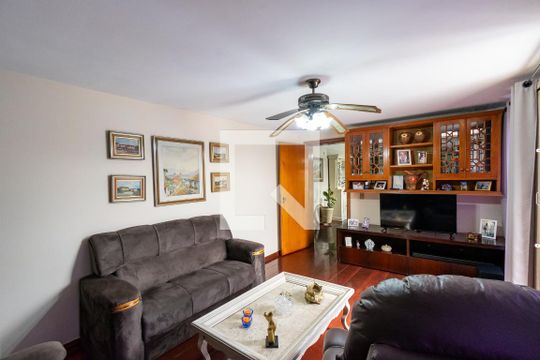 Sala de TV de casa para alugar com 3 quartos, 223m² em Cidade Domitila, São Paulo
