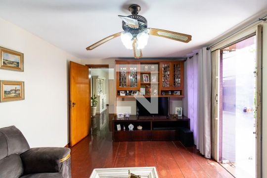 Sala de TV de casa para alugar com 3 quartos, 223m² em Cidade Domitila, São Paulo