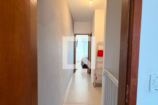 Corredor de casa para alugar com 2 quartos, 67m² em Vilamar, Praia Grande