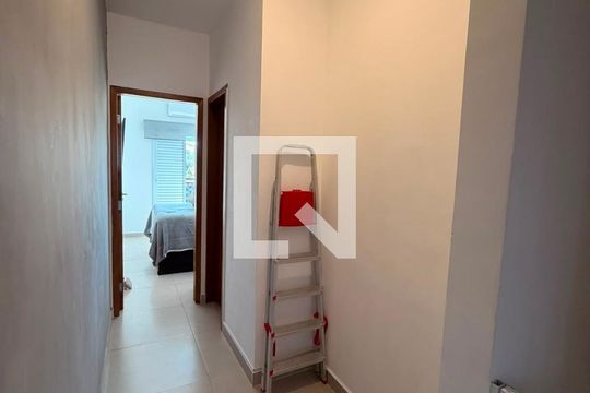 Corredor de casa para alugar com 2 quartos, 67m² em Vilamar, Praia Grande