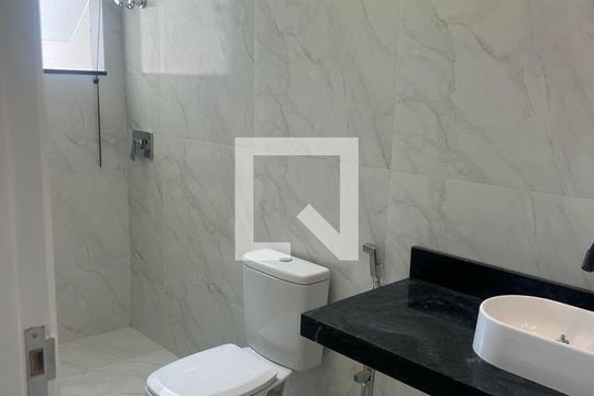 Banheiro de casa à venda com 3 quartos, 230m² em Camboinhas, Niterói