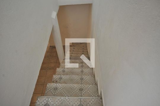 Escada de casa para alugar com 3 quartos, 100m² em Jardim Flor de Maio, São Paulo