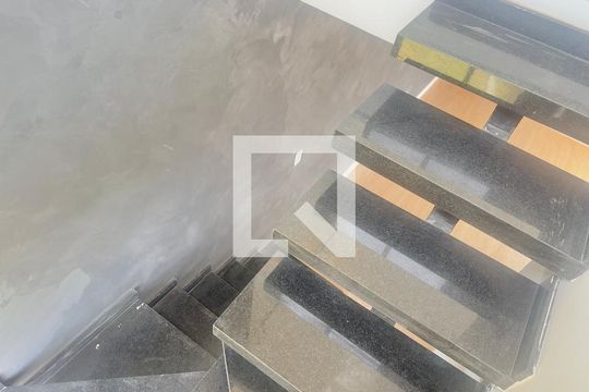 Escada de apartamento para alugar com 2 quartos, 82m² em Vila Nova Bonsucesso, Guarulhos