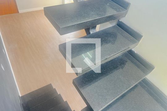 Escada de apartamento para alugar com 2 quartos, 82m² em Vila Nova Bonsucesso, Guarulhos