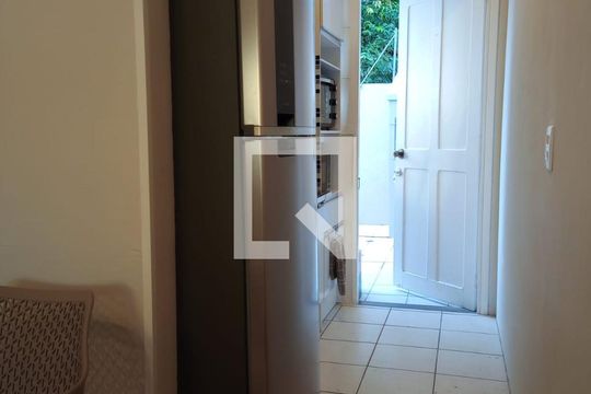 Sala de casa de condomínio à venda com 2 quartos, 106m² em Rio Branco, Canoas
