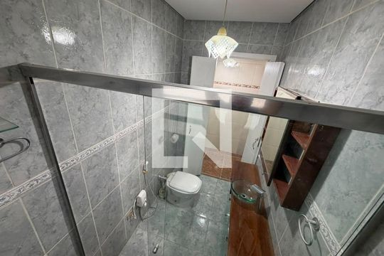 Banheiro de casa para alugar com 3 quartos, 160m² em Vila Antonieta, São Paulo